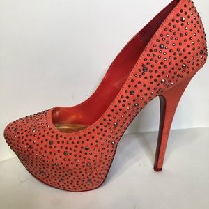 Studded coral pumps